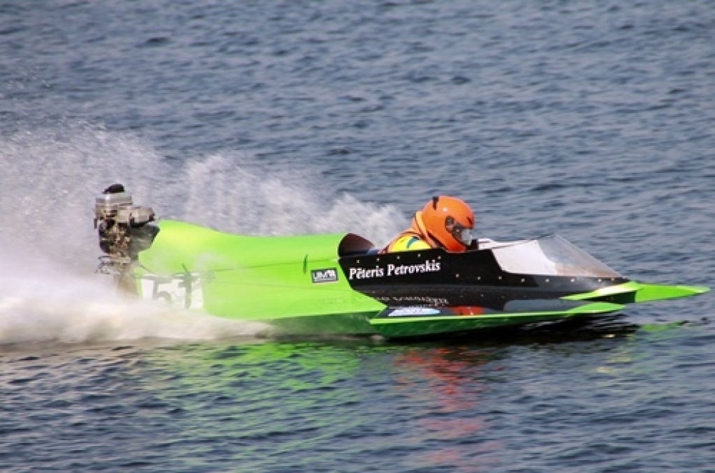 Bauskas novada ūdensmotosporta komandu «Mēmeles sports» 28. jūlijā Latvijas čempionāta posmā Jelgavā vajāja tehniskas neveiksmes. Tāpēc vienību vērtējumā otrā vieta. Tomēr sacīkstes bija aizraujošas, ko rāda arī fotogrāfijas.
Autors: Uldis Varnevičs