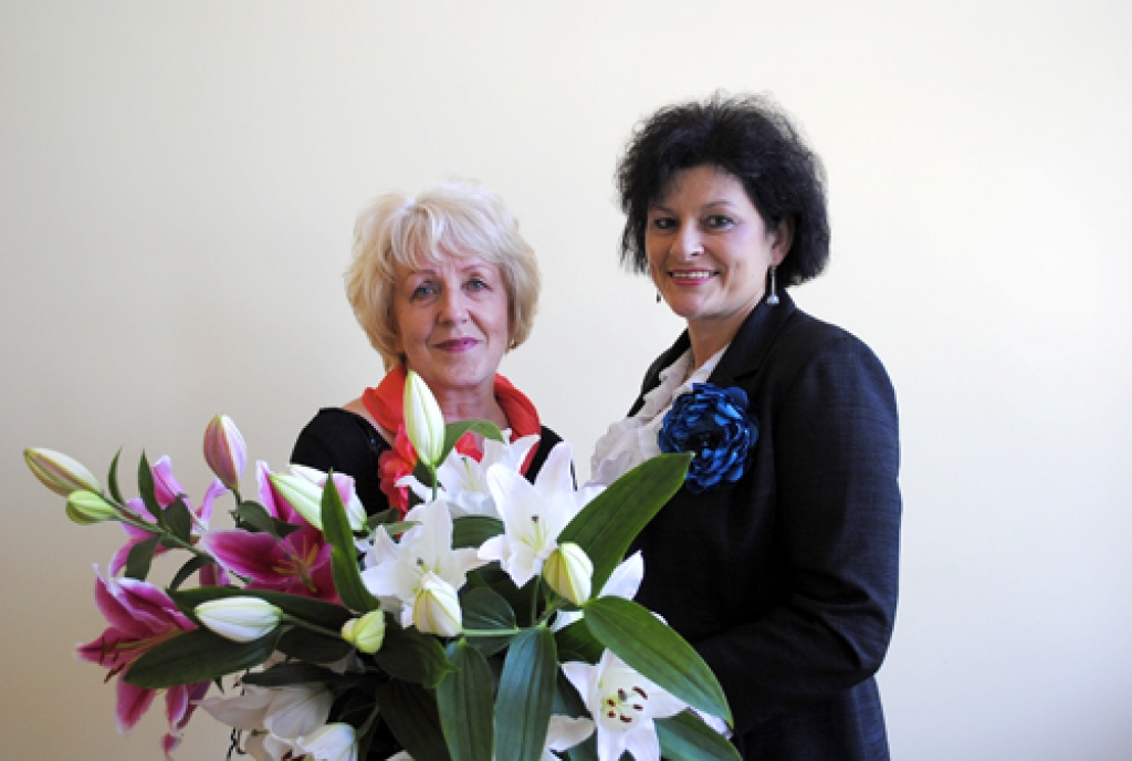 Indras Konstantinovas, bērnudārza «Mārpuķīte» vadītājas (no kreisās), iedibinātās labās tradīcijas turpinās Judīte Zeltiņa.
Autors: Māris Krūmiņš