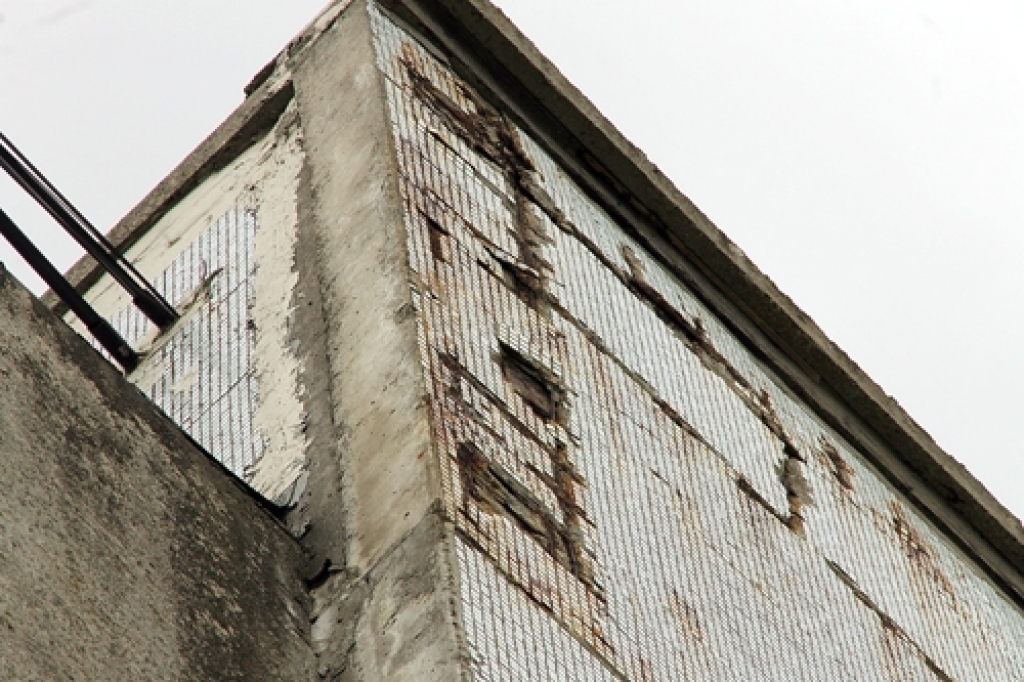 Bauskā Salātu ielas 20. mājas stūris iedzīvotājus un garāmgājējus jau gandrīz desmit gadu dara bažīgus.
Autors: Uldis Varnevičs