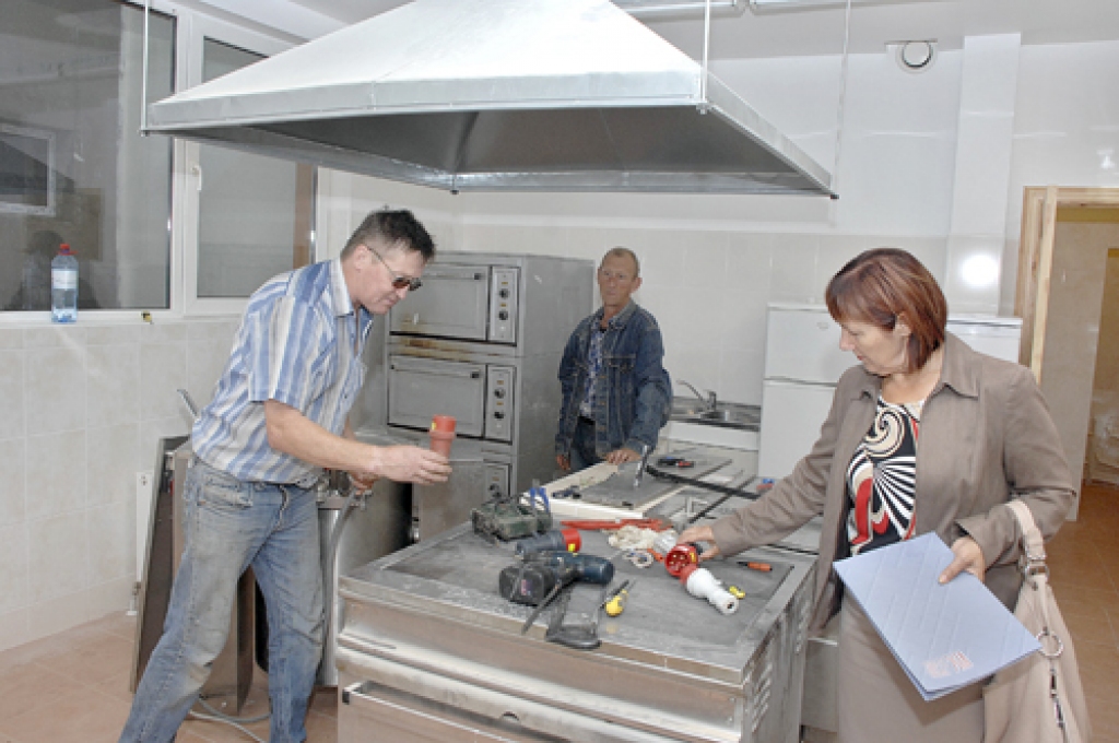 «Zīlītē» tiek uzstādītas virtuves iekārtas. Darbus veic Valdis Apšāns (no kreisās) un Jānis Osītis. Viņu veikumam līdzi seko Dzintra Matuzone. 
Autors: Ivars Bogdanovs