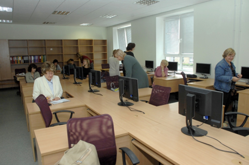 Īslīces vidusskolas pedagogi sēdes aizvada dabaszinību kabinetā. 
Autors: Ivars Bogdanovs