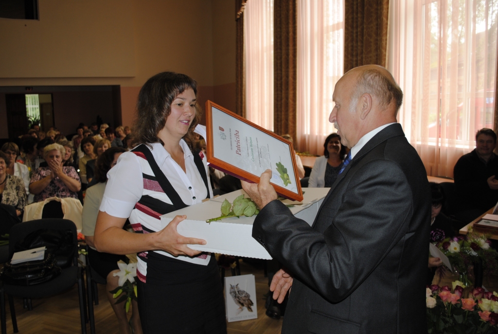 Pašvaldības priekšsēdētāja vietnieks Jānis Kalniņš sveic Valles vidusskolas direktori Gitu Eriņu.
Autors: Māris Krūmiņš