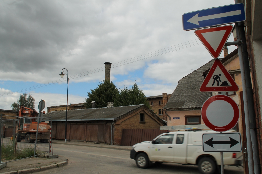 Rīgas ielas krustojumos izvietotās ceļa zīmes brīdina par būvdarbiem un satiksmes slēgšanu. 
Autors: Uldis Varnevičs