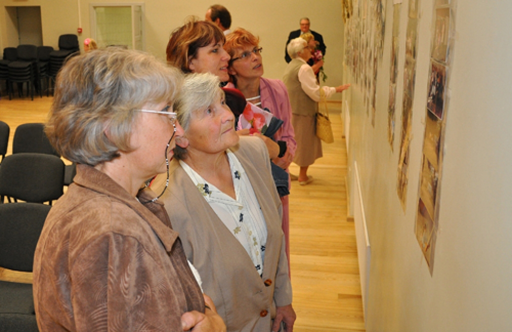 Amatierteātra dalībnieki aplūkošanai bija eksponējuši fotogrāfijas, kurās tverti mirkļi no dažādos laikos izrādītām lugām un skečiem.
Autors: Žanna Zālīte