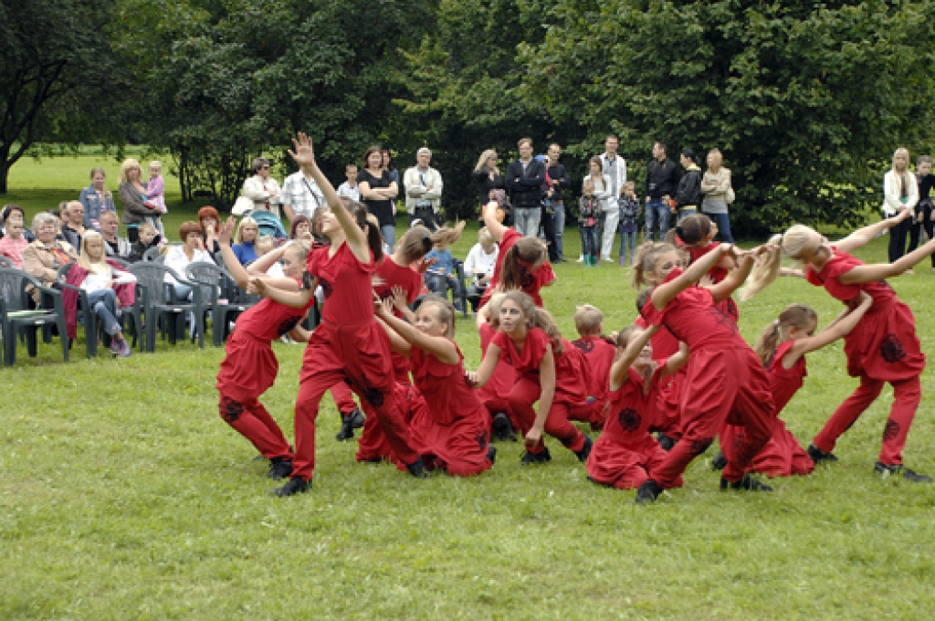Deju grupas «Lēra» dalībnieki Svitenes parkā vakar uzstājās pirmo reizi.
Autors: Ivars Bogdanovs