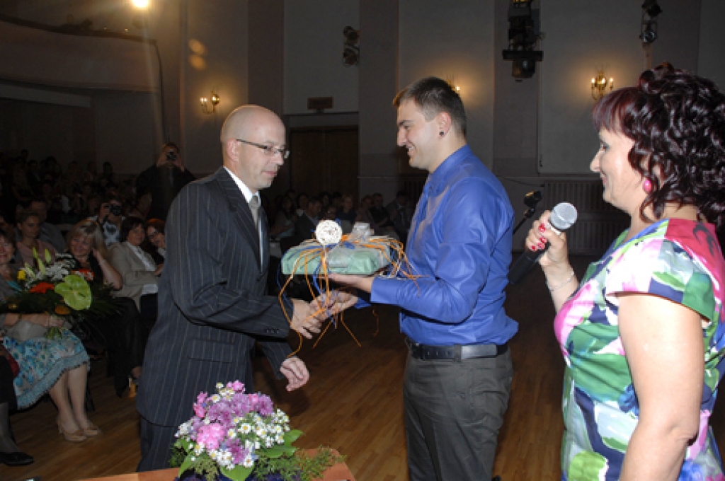 Īslīces SOS bērnu ciemata direktoru Gati Matulēviču (no kreisās) sveic Iecavas jauniešu mājas pārstāvji Mihails Dubrovs un Dzintra Lasmane.
Autors: Ivars Bogdanovs