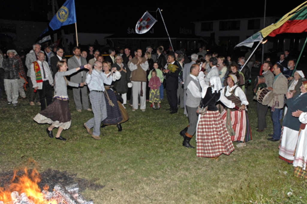 Pēc svinīgām runām un dokumentu parakstīšanas pasākumā uzstājās Lietuvas folkloras kopas, kuras iesaistīja sanākušos dejās. 
Autors: Ivars Bogdanovs