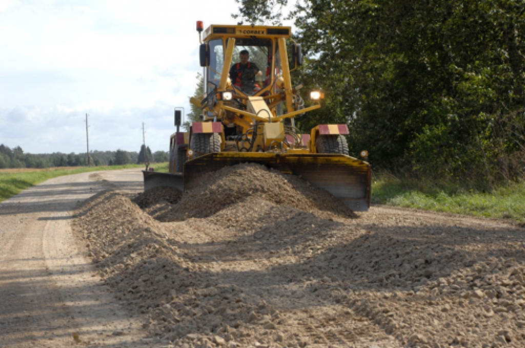 Ceraukstes pagastā remontē grantsceļa segumu. Tiek aizlāpītas tā saucamās smilšu vannas, ieberot tajās dolomīta šķembu maisījumu. Šī ir tikai tāda lāpīšanās, jo vairumam grants seguma ceļu būtu nepieciešams kapitālais remonts.
Autors: Ivars Bogdanovs