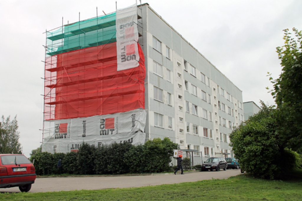 Pie Pļavu ielas 8. nama pagājušajā nedēļā uzslēja stalažas. Nākotnē šādā izskatā šo ēku vairs neredzēsim. 
Autors: Uldis Varnevičs