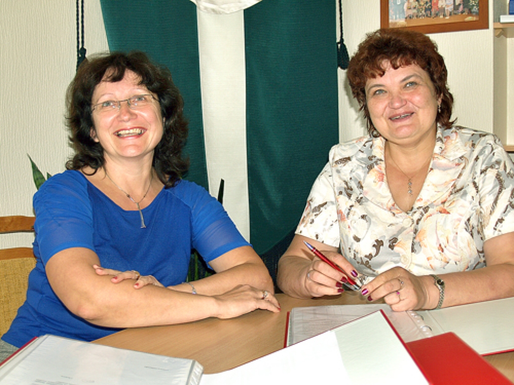 Judīte Rubina (no kreisās) ar jauno direktori Aiju Semjonovu, nododot skolas lietas, «runā vienā valodā».
Autors: Madara Ērgle