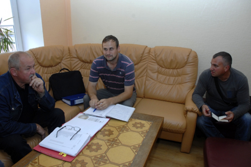 Iknedēļas plānošanas sapulcē tikušies pagasta pārvaldes speciālists Egils Cers (no kreisās), būvuzraugs Jānis Rikters un projekta īstenotājs, SIA «Viona» direktors Ediks Barojans.
Autors: Ivars Bogdanovs