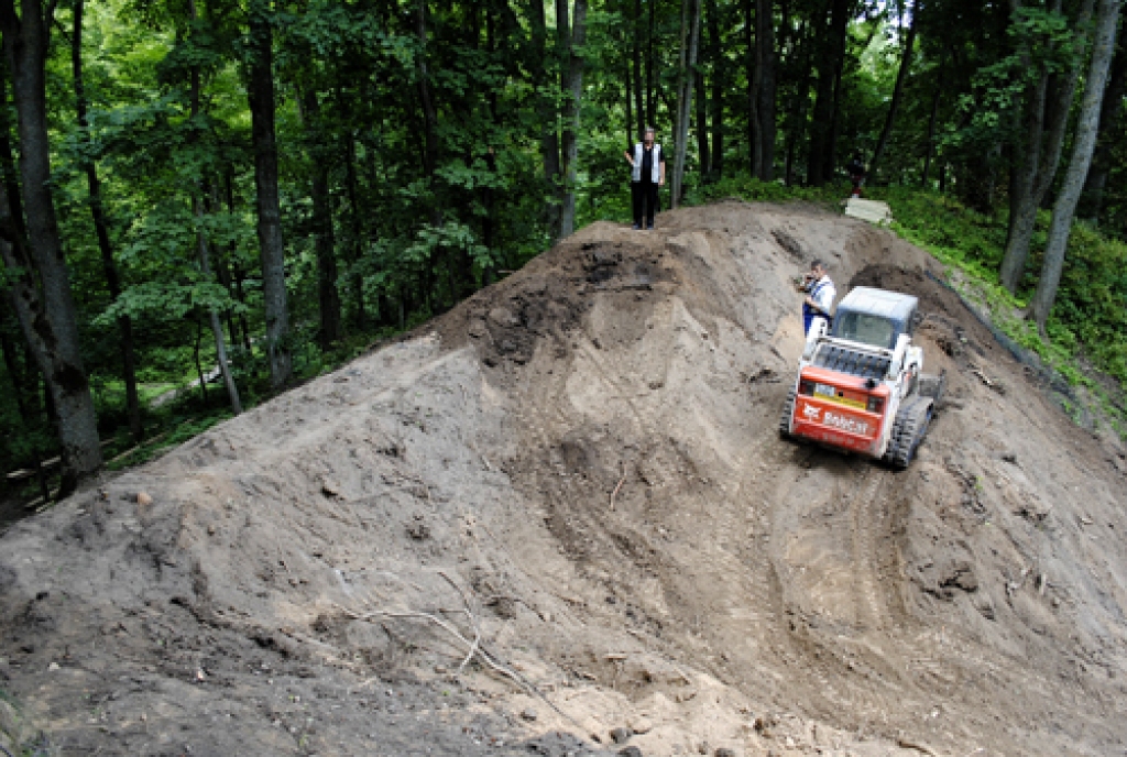 Mežotnes pilskalna valni rekonstruē Jelgavas novadā reģistrētā firma «Šons».
Autors: Māris Krūmiņš