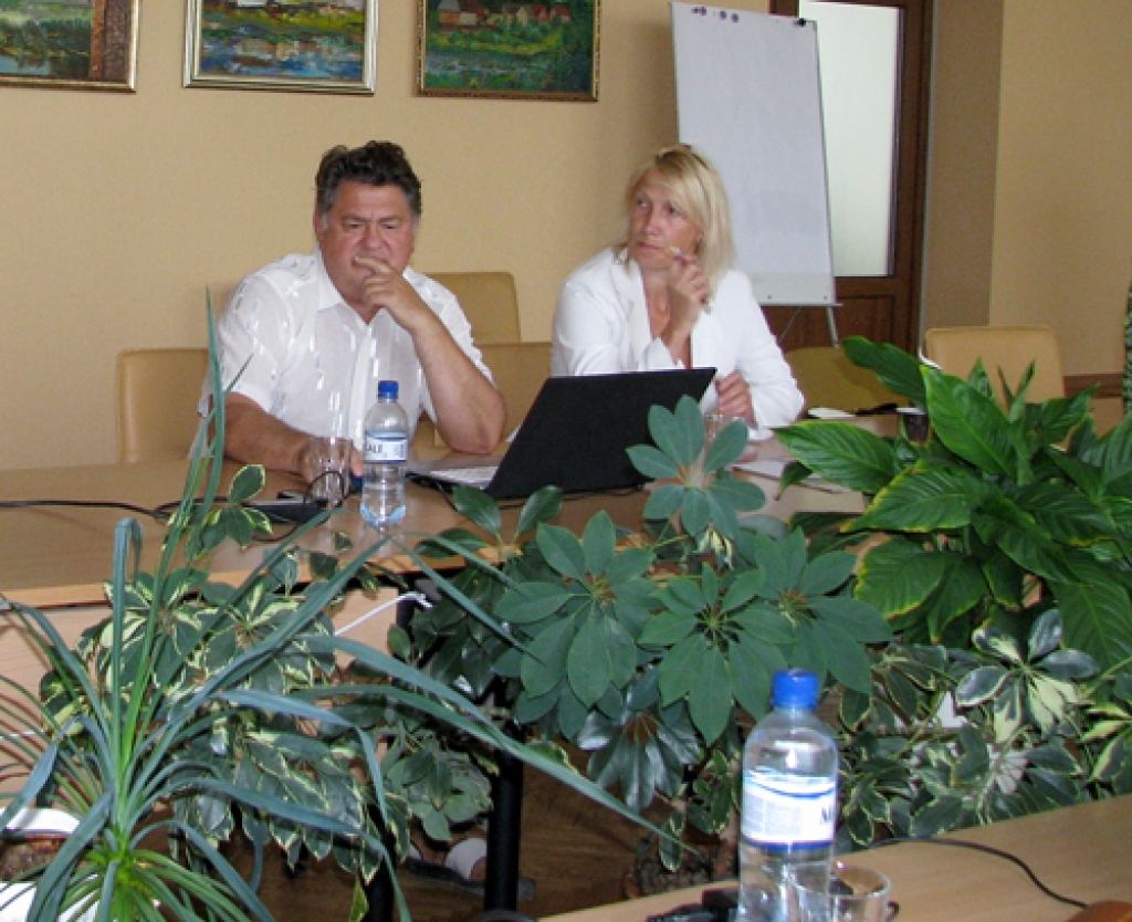 Vislielākie iebildumi pret šādu ieceri bija Bauskas pamatskolas direktoram Jānim Rumbam, kurš balsojumā par lēmuma projektu atturējās. 
Autors: Vilnis Auzāns