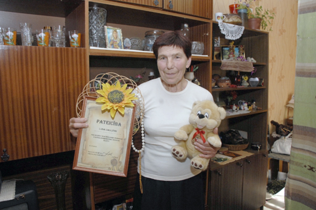 Ļuda Dauģīte ar pateicības rakstu par apzinīgu un rūpīgu darbu pilsētas kārtības nodrošināšanā. 