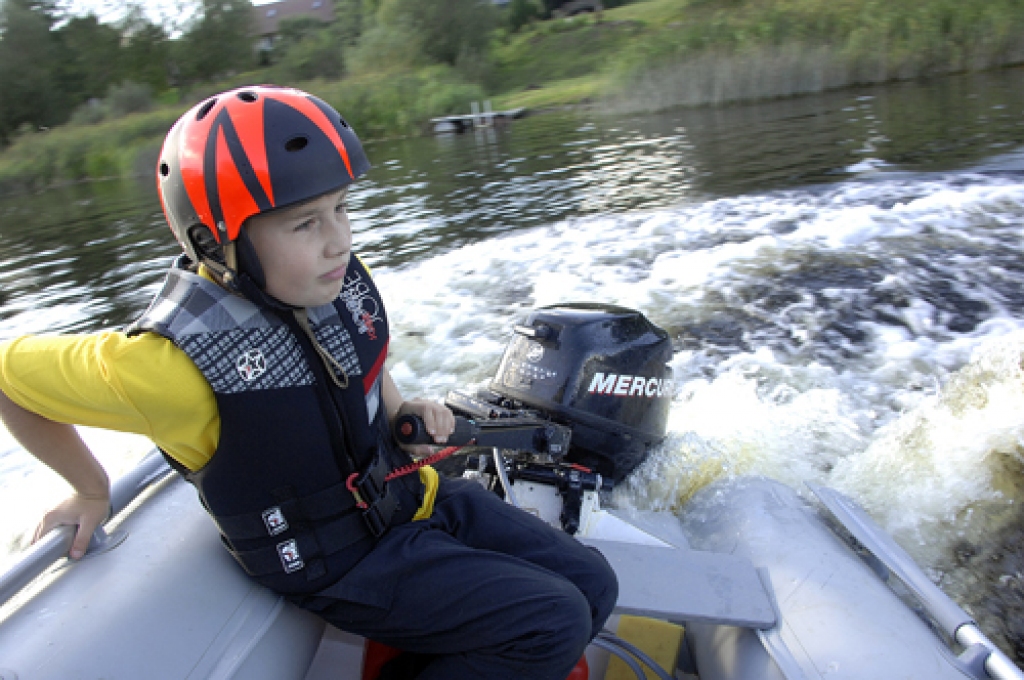 Miks Zaharčenoks pie laivas stūres. 