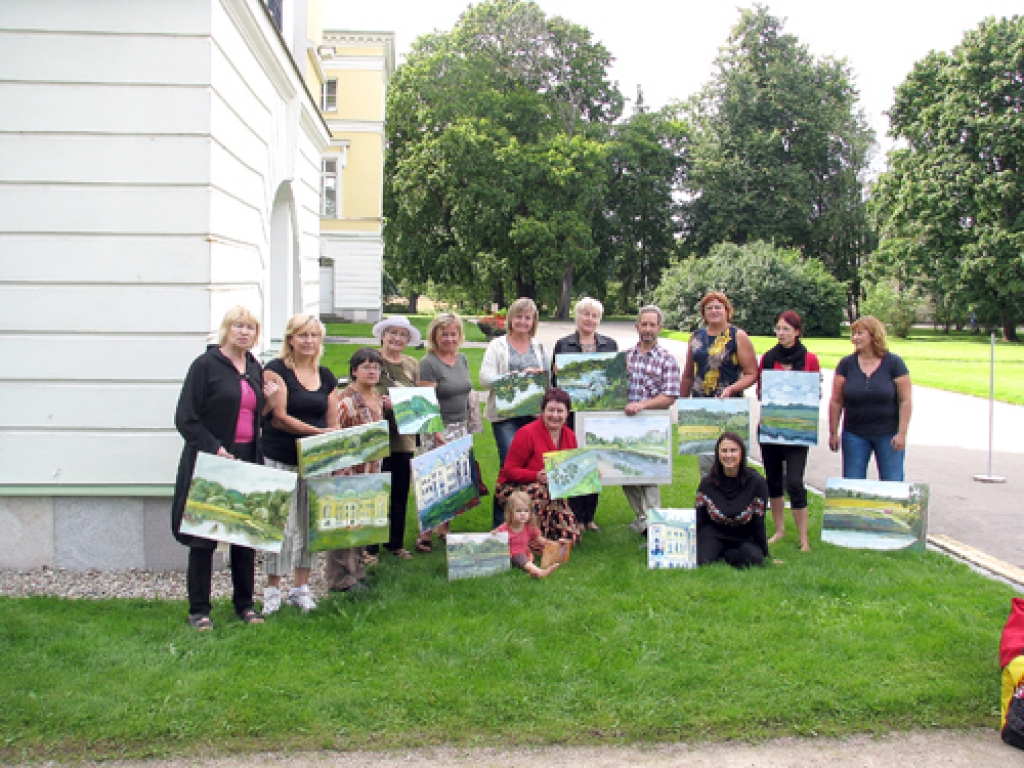 Mežotnes plenēra dalībnieki demonstrē 16. augusta mākslas nodarbībās tapušās gleznas. 