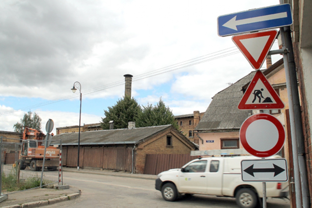Rīgas ielas krustojumos izvietotās ceļa zīmes brīdina par būvdarbiem un satiksmes slēgšanu. 