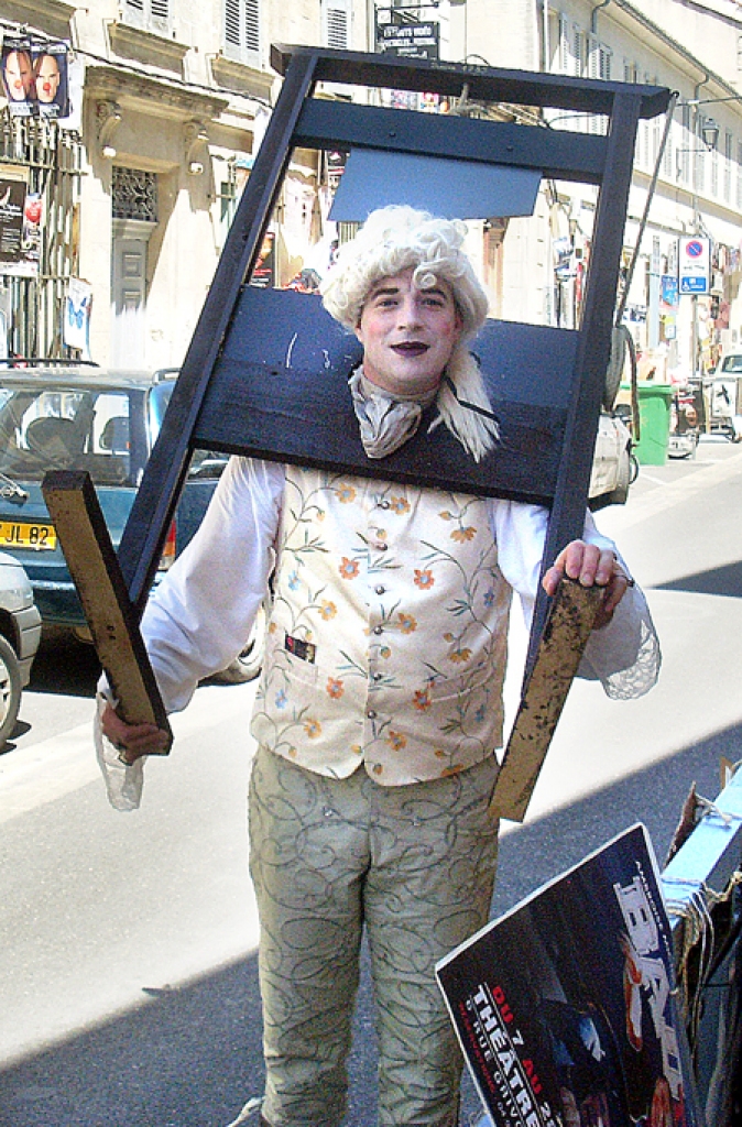 Staigājošā reklāma – līdzīgu Aviņonas vecpilsētā  ir simtiem.