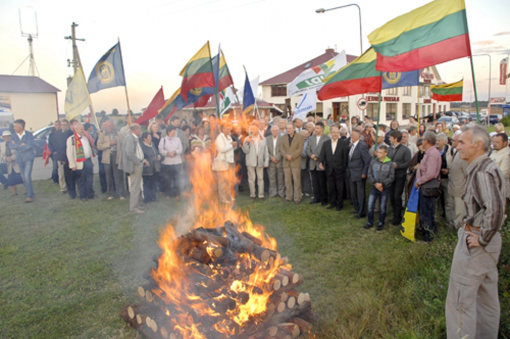 Grenctālē, valstu robežas Lietuvas pusē, 23. augusta vakarā dega ugunskurs, tika teiktas runas, dziedāts un dejots. Tā ļaudis atzīmēja Baltijas ceļa 23. gadadienu.