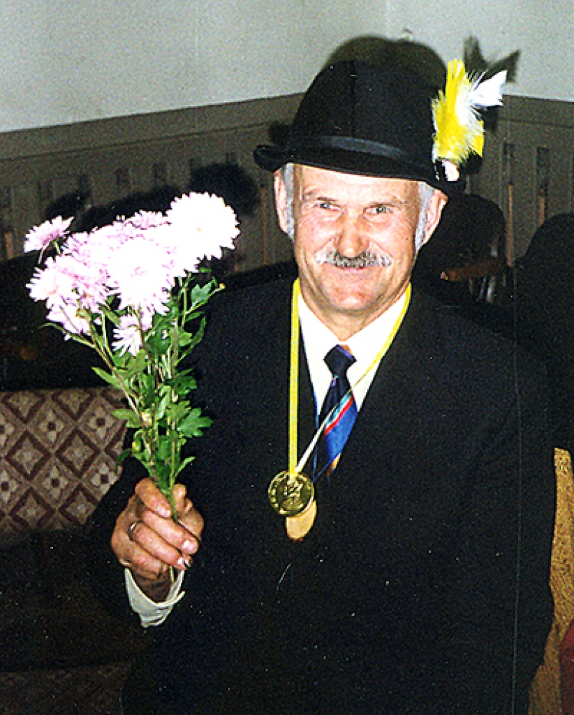 Cepuru ballē pirms desmit gadiem Vecumnieku tautas namā –  Raimonds Liepa ar apbalvojumu. 