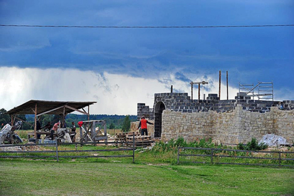 Bruknas Svēto apustuļu kapela tiek būvēta par mecenātu un sabiedrības saziedotajiem līdzekļiem. 