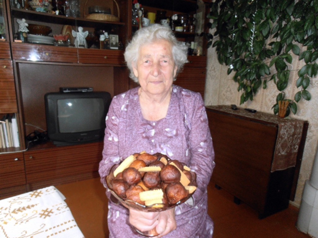 Emīlija Vārna sevi bieži palutina ar spurģiem, ko var gatavot arī bez biezpiena, no rauga mīklas, kurai pieliek olas un cukuru. No mīklas veido bumbiņas un vāra eļļā. Agrāk šo kārumu gatavoja tikai svētkos, atceras Emīlija. 