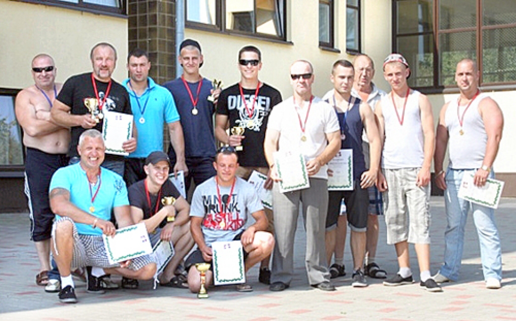 Bauskas svaru stieņa spiešanas komanda sacensībās Aucē izcīnīja pirmo vietu. 