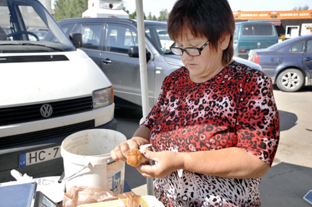Bauzes tirgū 17. augusta rīta agrumā Panemunes mežā lasītās sēnes tirgo Dzintra Borkovska. 