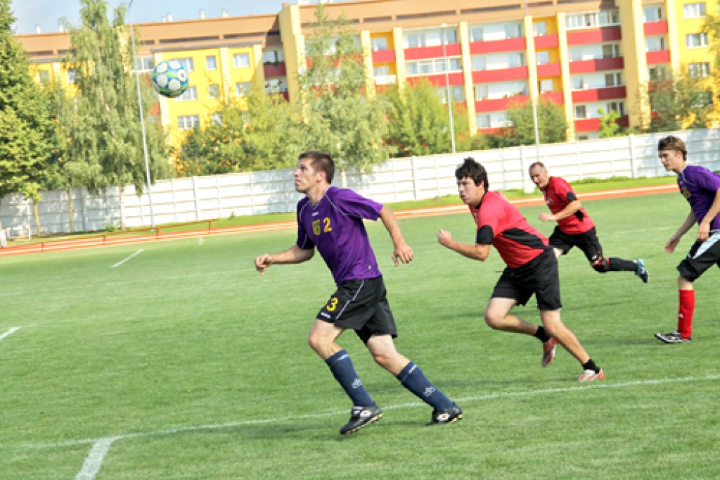 Gailīšu komanda (violetajos tērpos) dodas uzbrukumā. 