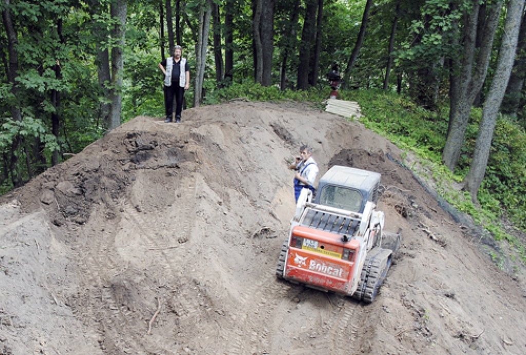 Mežotnes pilskalnā līdz septembrim turpināsies lielā vaļņa pārrakumu aizbēršana. 
