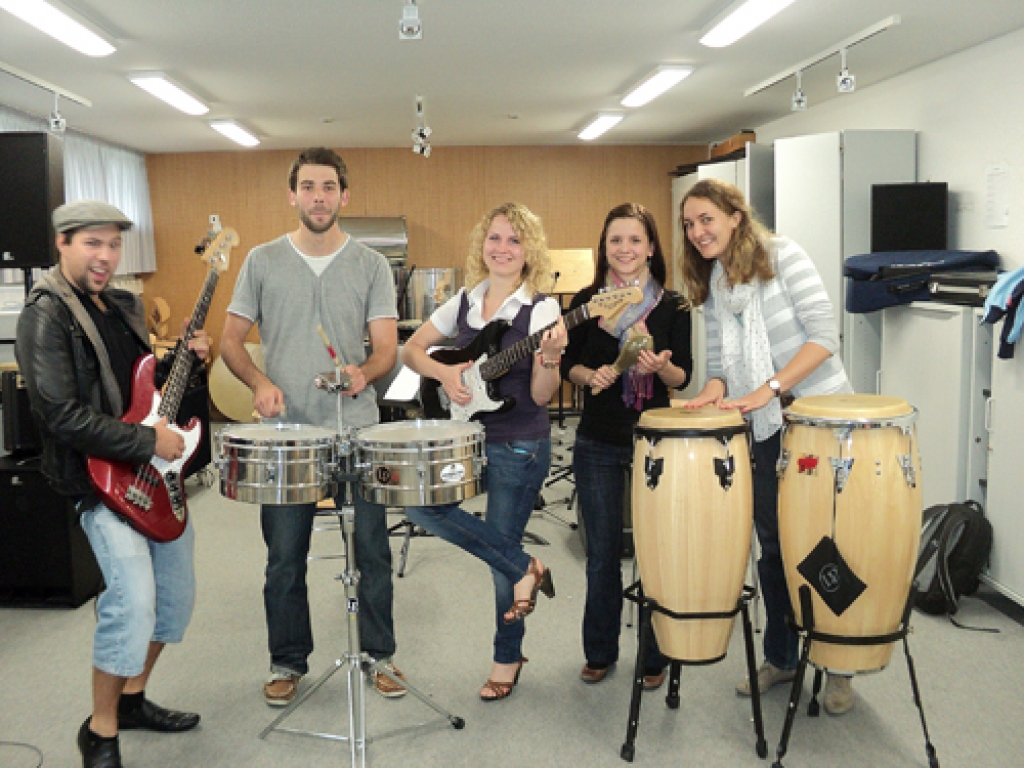 Laura Pasrtare (centrā) ar «Erasmus» studiju kolēģiem Freiburgas augstskolas instrumentu klasē.