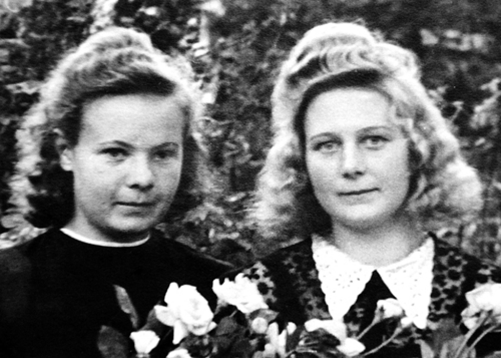 Dzidra (no labās) 1947. gadā kopā ar klasesbiedreni Emmu Ozoliņu, beidzot Bauskas vidusskolu. 