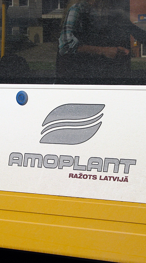 Uzraksts uz autobusa sāniem vēstī, ka tas ražots Latvijā. 
