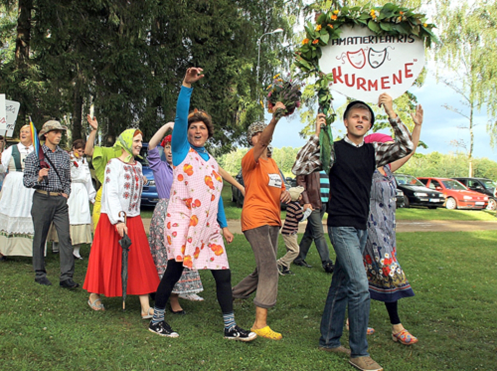 Teātra trupu dalībnieki, ienākot estrādē, sveicina skatītājus. 