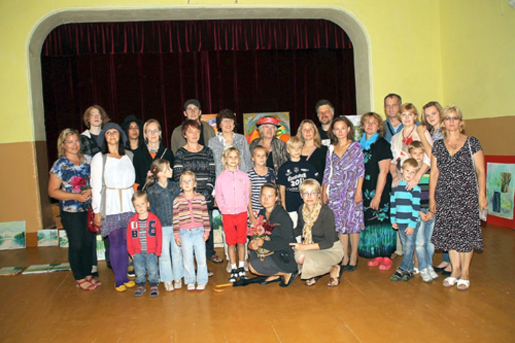 Svitenes glezniecības simpozija dalībnieki mākslas darbu kolekcijas izstādē. 