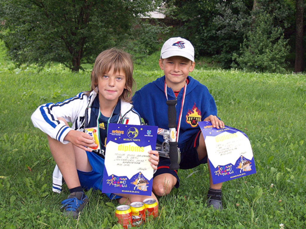 Medaļnieki grupā līdz desmit gadu vecumam – Daniels Raginskis (no labās) un Mikus Hugo Zaumanis.