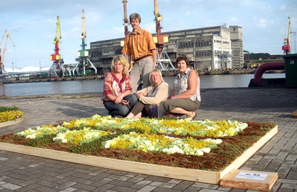 Vecumnieku komanda pie sava ziedu paklāja. Pirmā no labās Līga Lauriņa. 