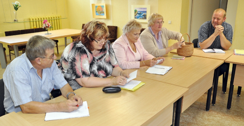 Pārvalžu vadītāji (no kreisās) Elmārs Jukonis no Stelpes, Ineta Skustā no Skaistkalnes, Iveta Radziņa no Valles, Ērika Našeniece no Bārbeles un Agris Kondrāts no Kurmenes izlozē secību, kādā pagastus apbraukās vērtēšanas komisija. Vecumnieku pagastam lozi izvilka domes izpilddirektors Guntis Kalniņš. 