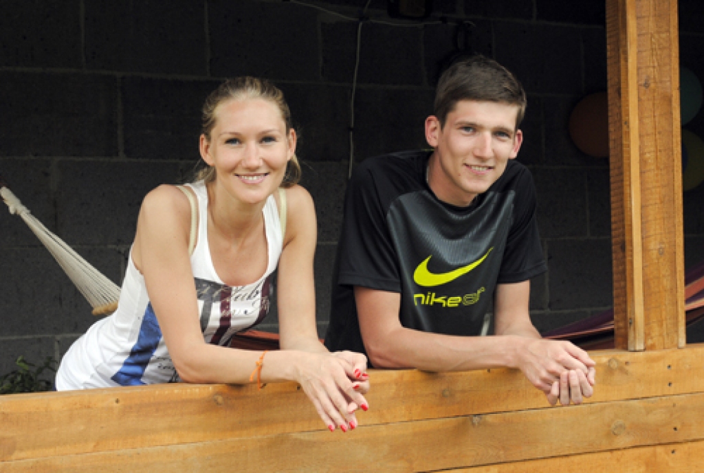 Artis Brūveris ar māsu Lauru vienlaikus dzimtenē ierodas reti. 