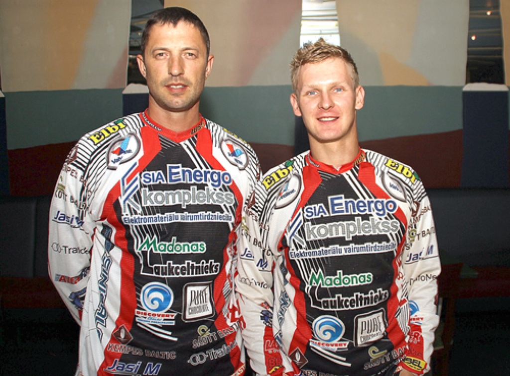 Māris Rupeiks (no kreisās) un Elvijs Mucenieks – vienīgā pilnā latviešu ekipāža, kas patlaban startē pasaules čempionātā blakusvāģiem. 