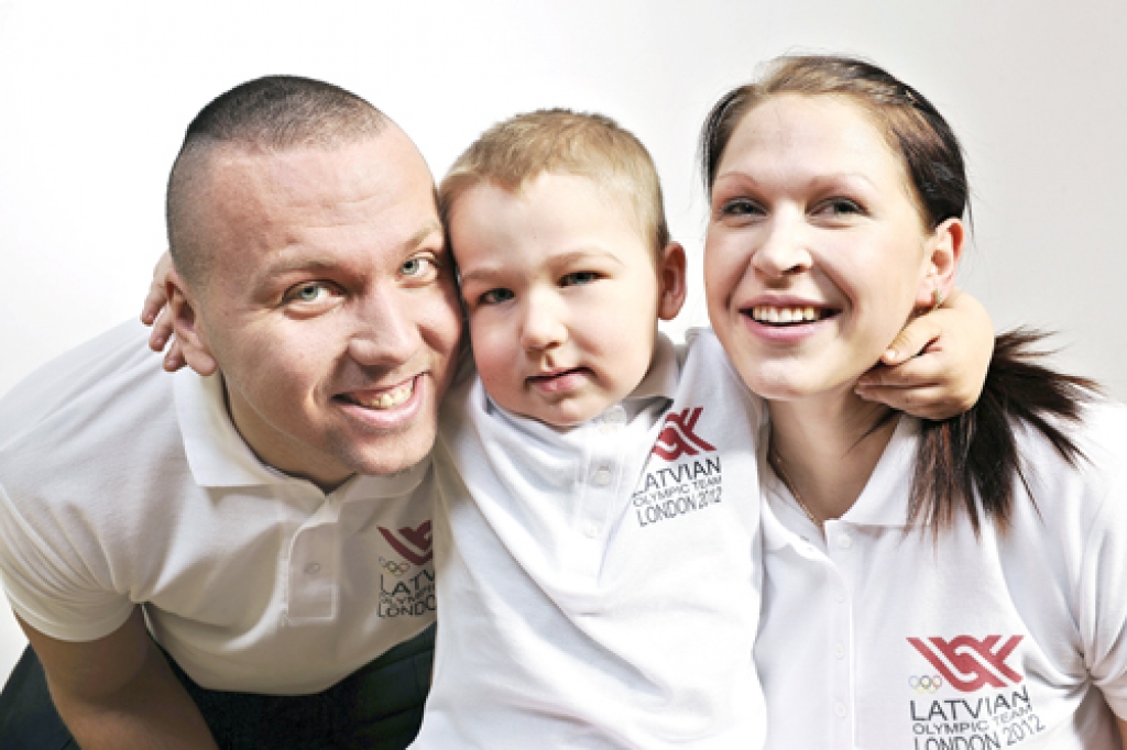 Kovalu ģimene. Ainārs Kovals un Sinta Ozoliņa-Kovala ar dēlu Markusu. Šķēpmetēju ģimene ir noskaņota turpināt piedalīties sacensībās un sasniegt labus rezultātus. 