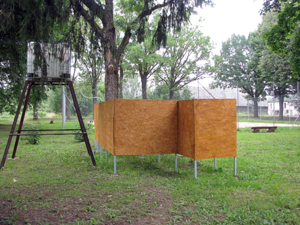 Vecsaules pagasta Zvaigznē līdzās smilšu volejbola laukumam izbūvētas ģērbtuves un duša. Vakaros te ir spēlētāju pilns laukums.
Autors: Vilnis Auzāns