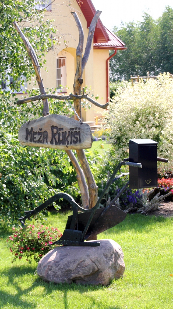 «Meža rūķīši» ir Lidijas un Kazimira Martinkenu mājas.