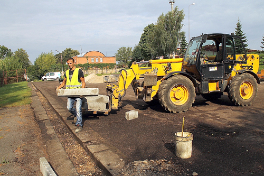 Artūrs Dumpis, SIA «Viona» strādnieks, uzstāda apmales basketbola laukumā. 