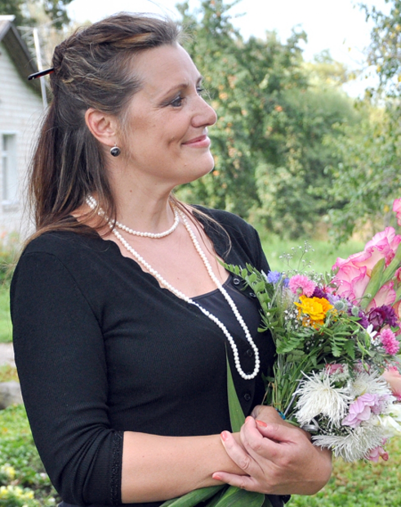 Zane Jančevska saņēma gan ziedus, gan komplimentus.