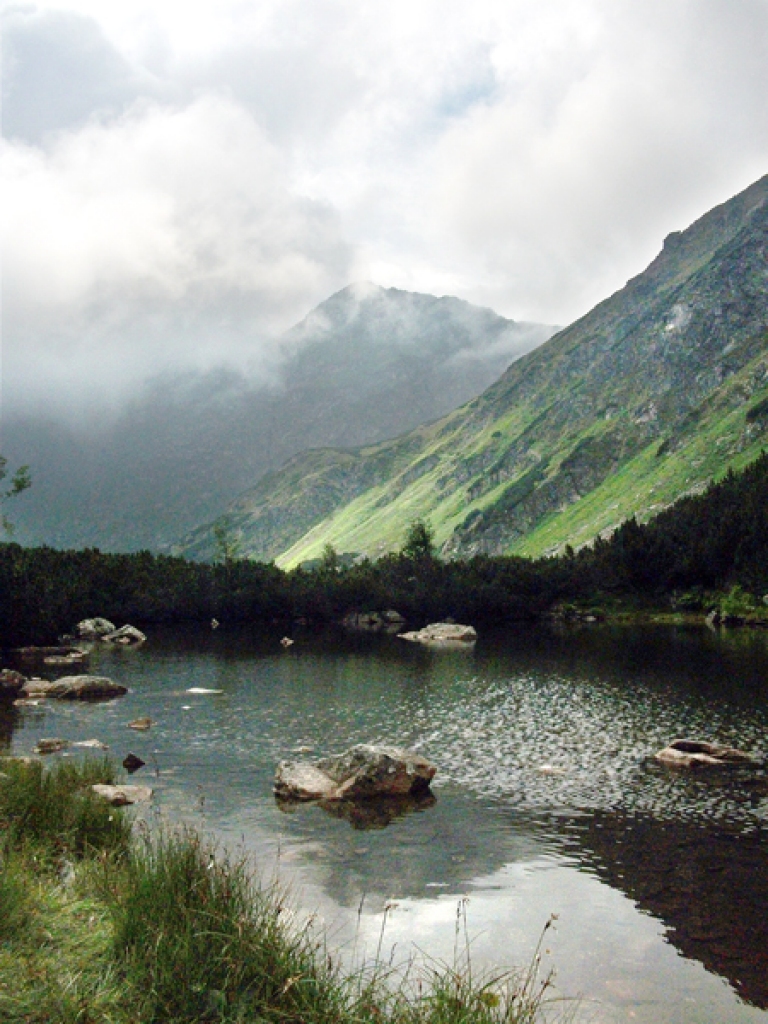 Kalni no Rohāčas un Smutnas ielejas paceļas vairāk nekā divu kilometru augstumā. 