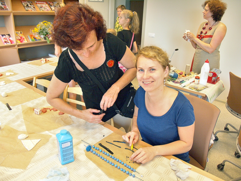 Dzintra un Laura Pastares (no kreisās) krellēs, piekariņos un dekoros pārvērš vissīkākos plastikas gabaliņus. 