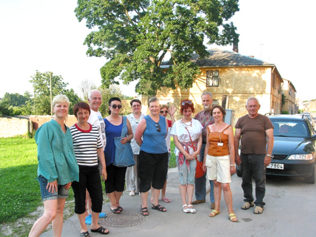 Plenēra 11 dalībnieki: no kreisās – Darja Sokolova (Krievija), Laila Meldere, Jānis Anmanis, Helena Tolobova (Baltkrievija), Olga Guseva (Krievija), Ilze Dilāne, Aina Putniņa, Vita Beikerte, Juris Ģērmanis, Gaļina Vasiļjeva (Baltkrievija), Džons Delgalvis. Foto – Elga Grīnvalde (plenēra 12. dalībniece, kas attēlā nav redzama)