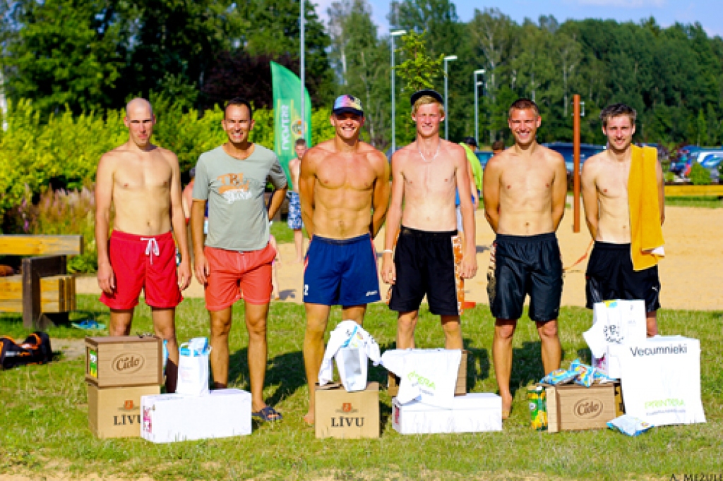 Uzvarētāji. Aivars Petruševics un Andris Zadovskis (vidū) uzvarēja «Beach ball’12» Vecumnieku posmā. 