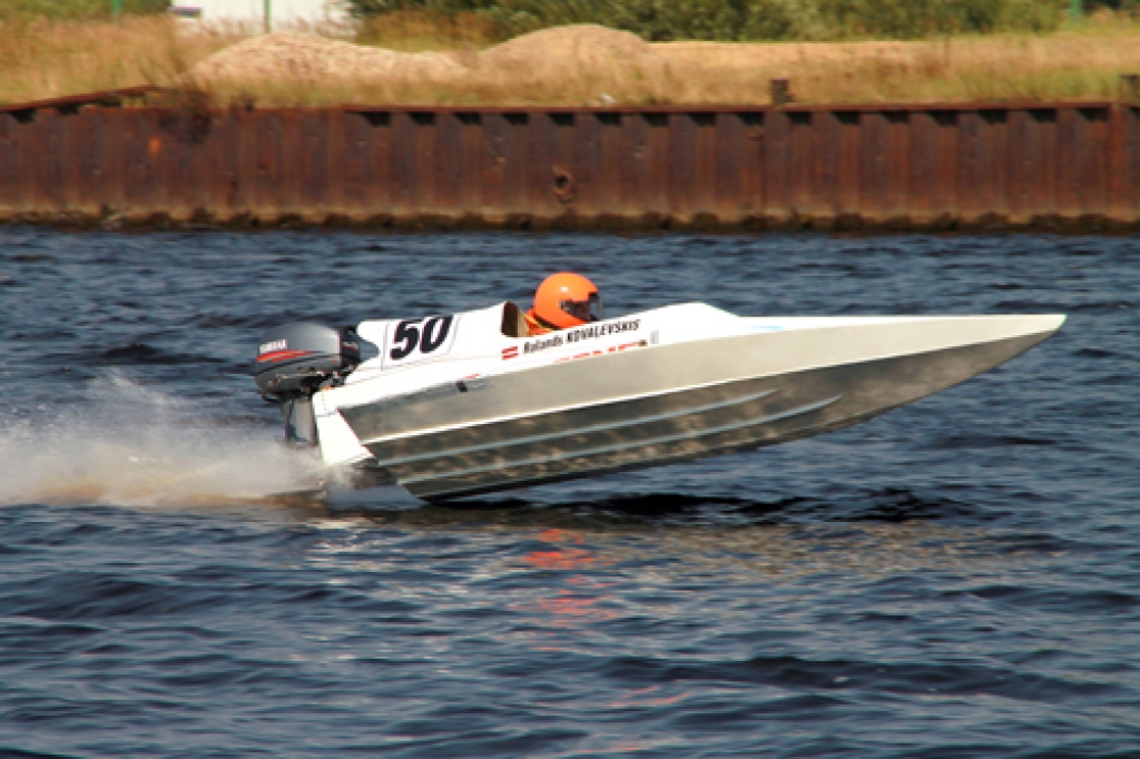Rolanda Kovaļevska laiva pretvējā lido gandrīz pilnībā virs ūdens. 